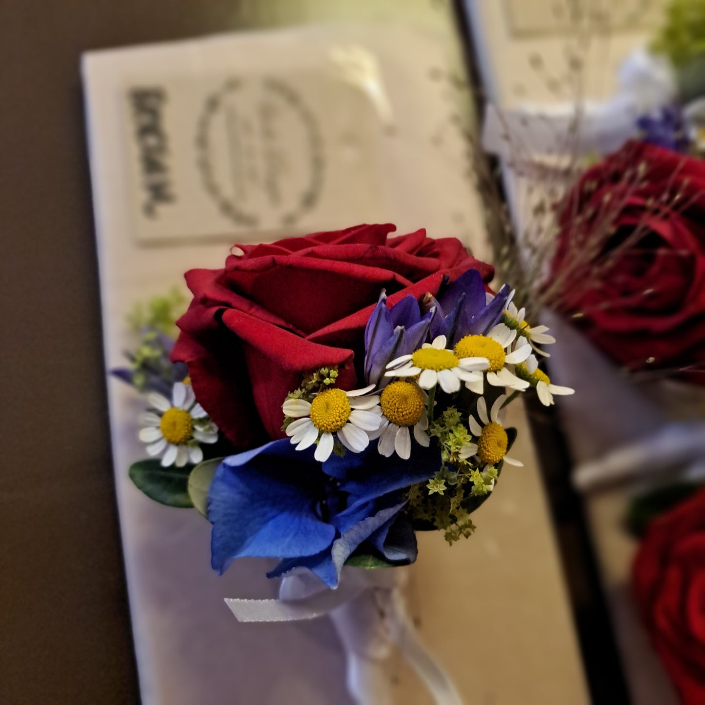 Corsage röd ros