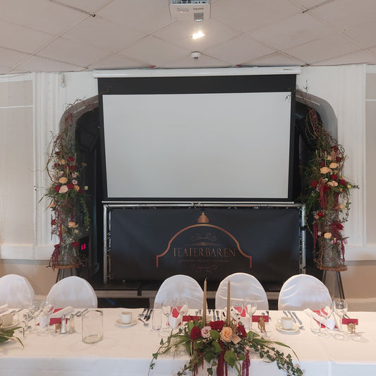 Formhärligt arrangemang mot en scen !