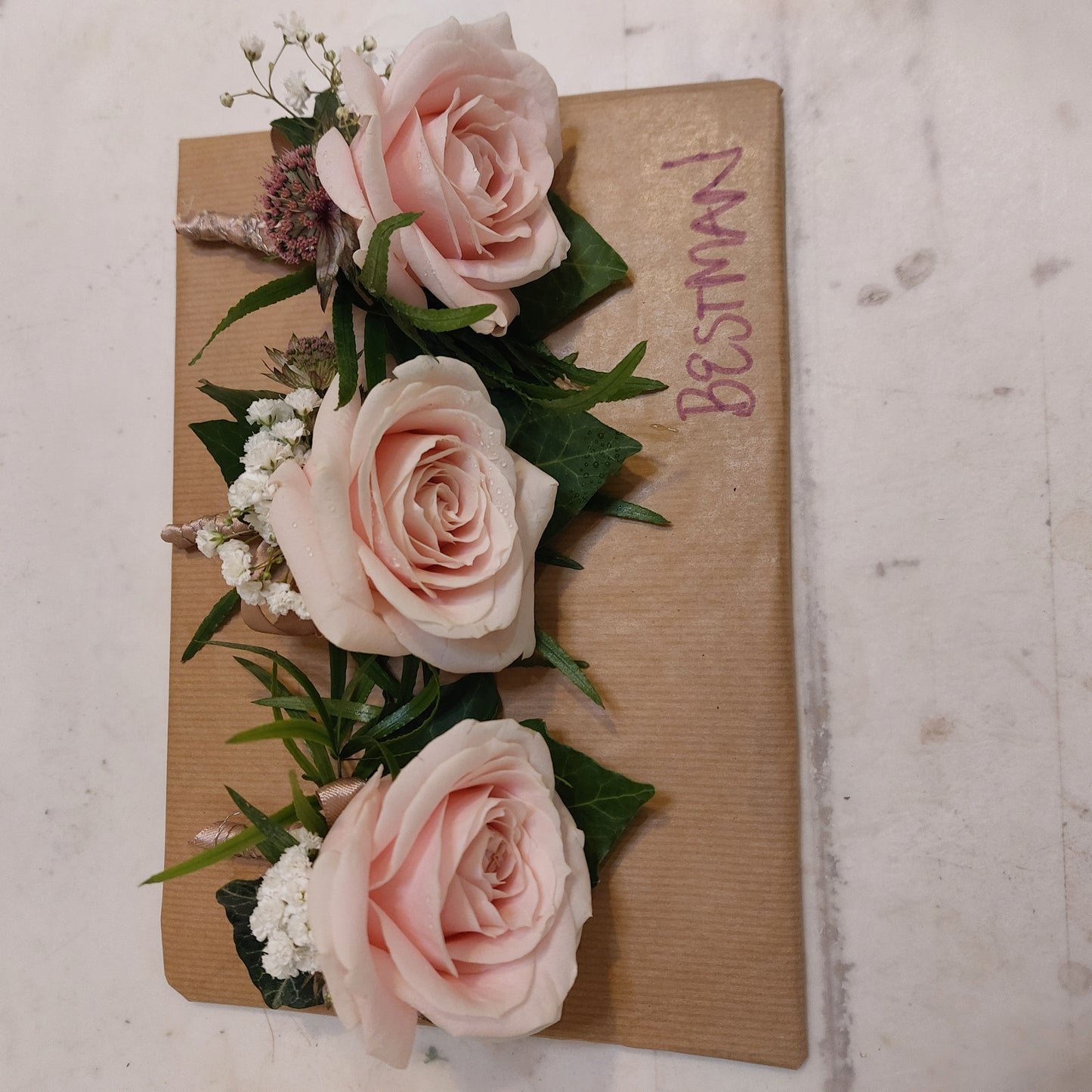 Corsage med rosa ros