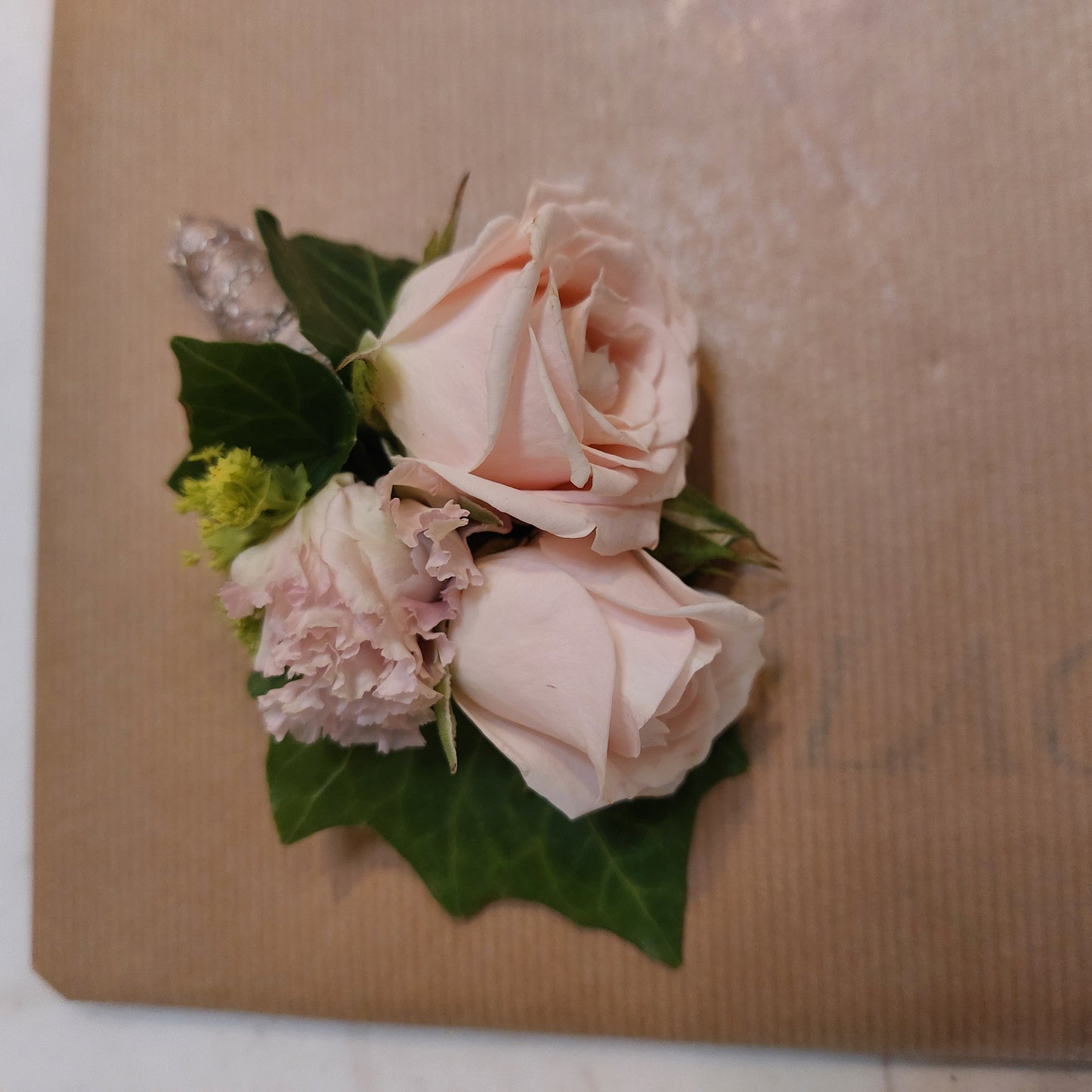 Corsage med rosa kvistros