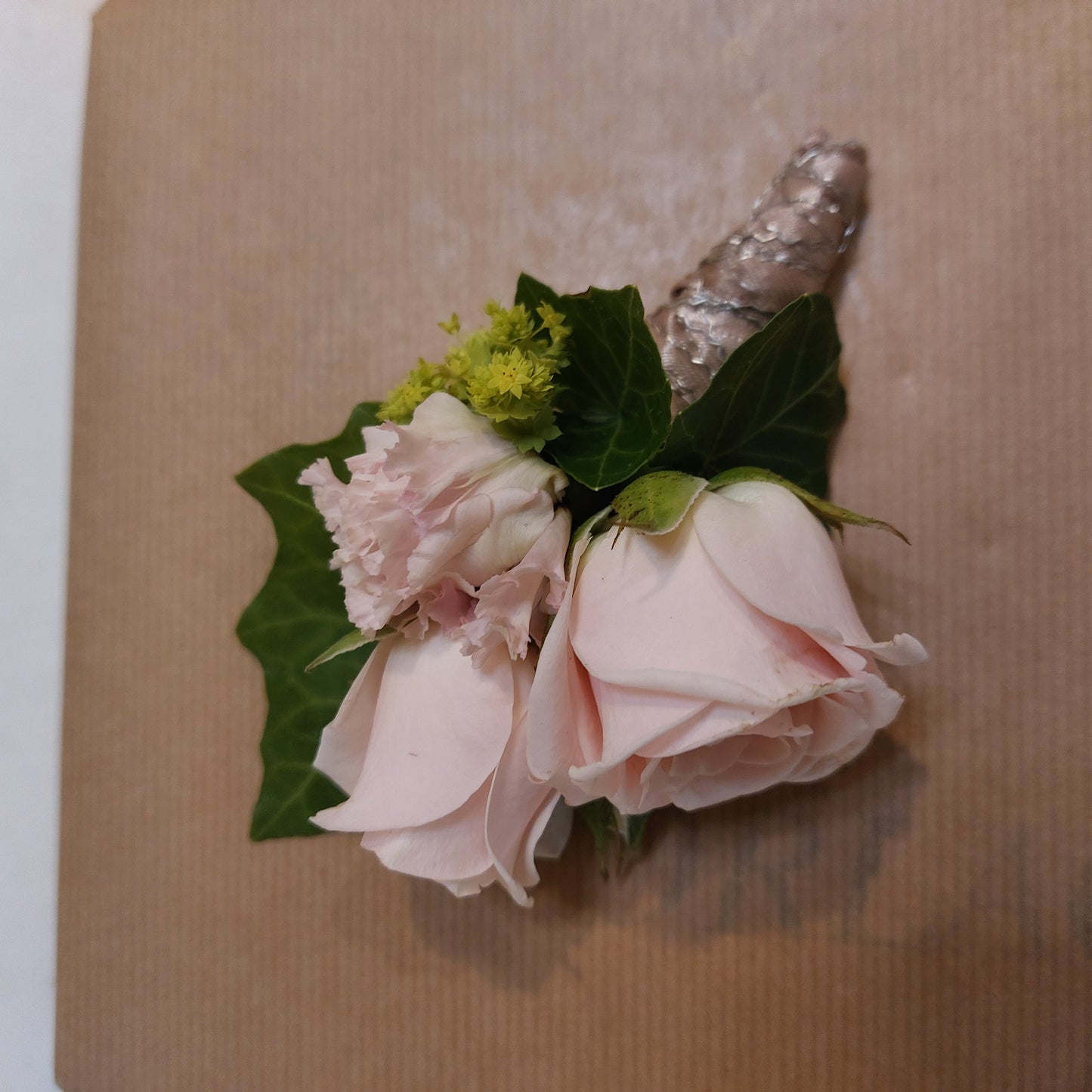 Corsage med rosa kvistros