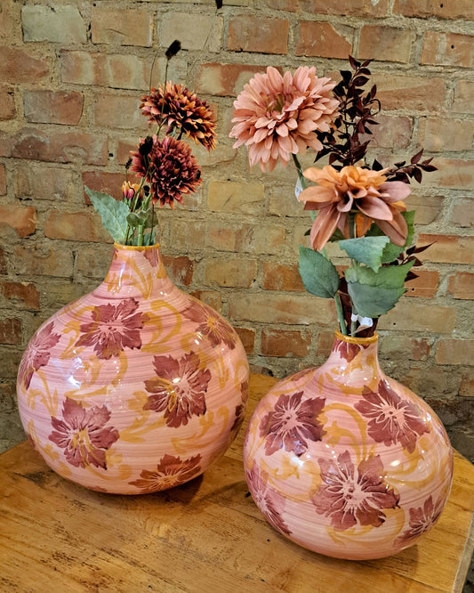 Ljuvlig vinröd rosa vas