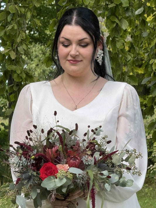 Brudbuketten i vinrött och silvergrått