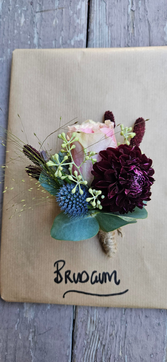 Corsage i creme vinrött