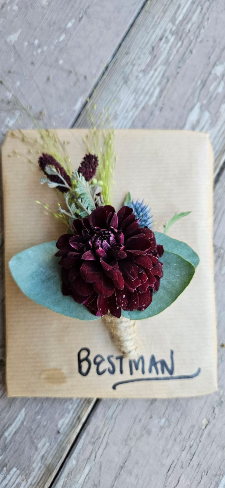 Corsage i creme vinrött