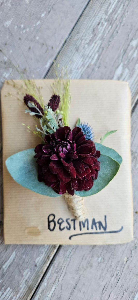 Corsage i creme vinrött